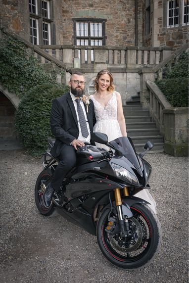 Brautpaar Shooting mit einem Motorrad, am Hochzeitstag.