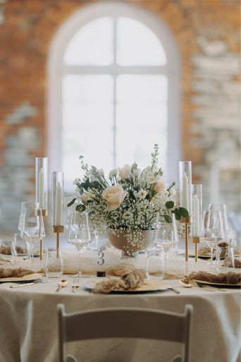 Elegant, modern und mit Romantik eingedeckter Hochzeitstisch.